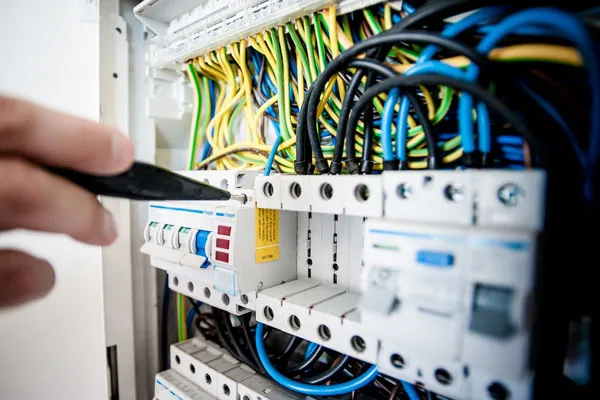 Elektriker Jubran Karo bei professioneller Elektroinstallation