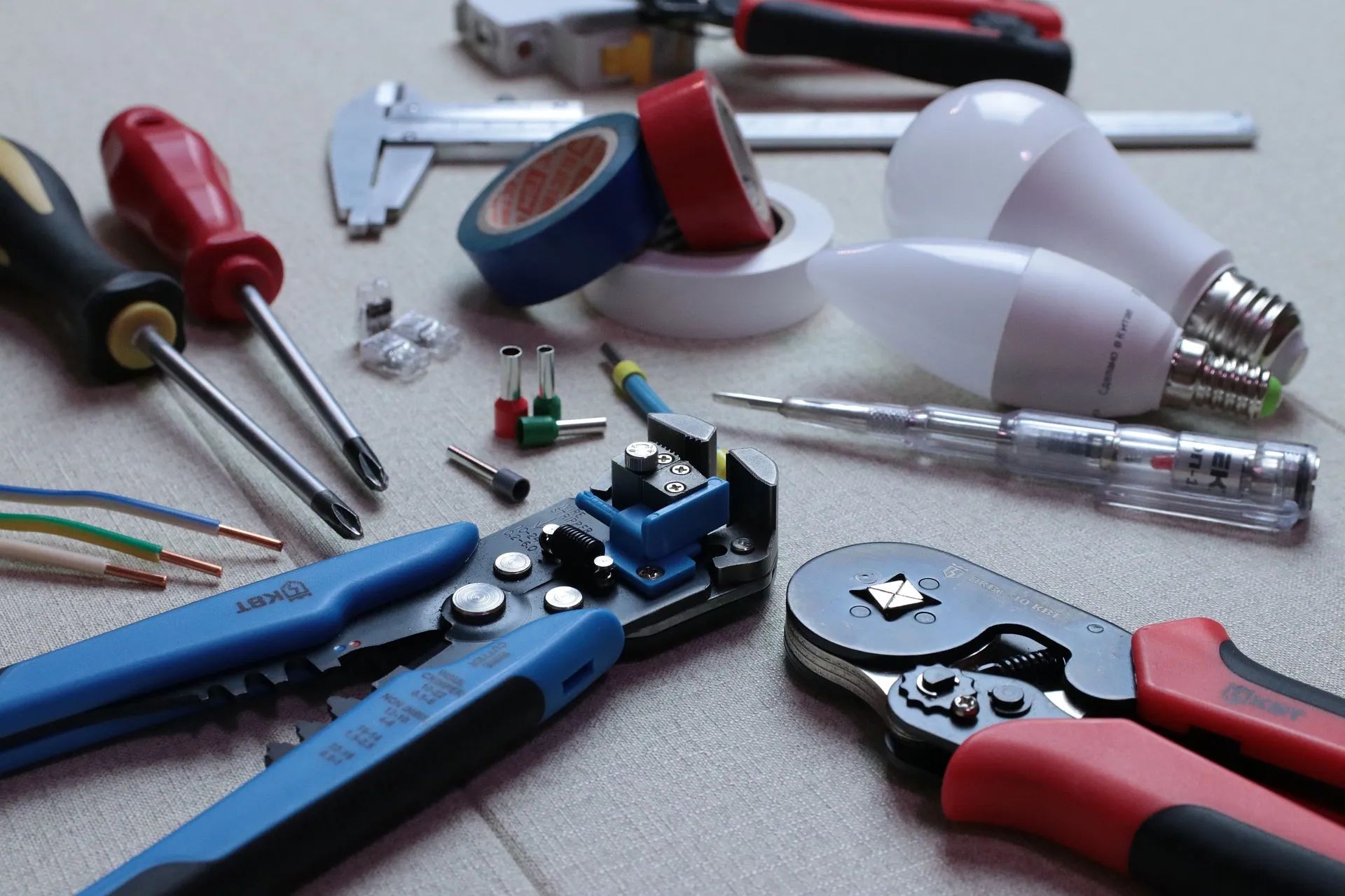 Elektriker bei professioneller Arbeit an einer Unterverteilung
